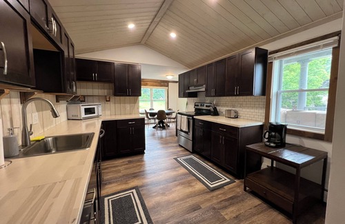 East Haven Rutland County Casa | Spacious ski chalet with pool table & mountain views