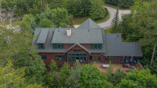 Lincoln Casa | Spacious Ski Haven Pool Table Grand Fireplace!