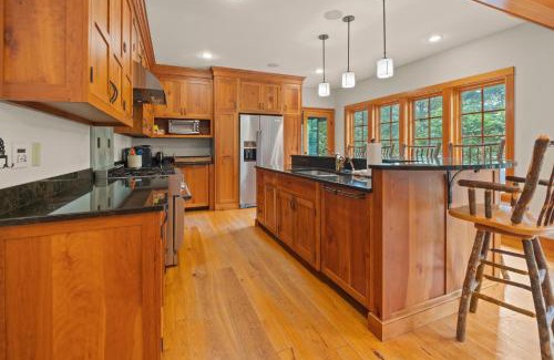 Lincoln Casa | Spacious Ski Haven Pool Table Grand Fireplace!