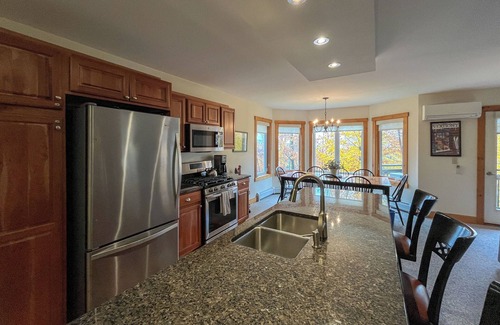 North Troy Condominio | Hermosa ski-in, ski-out 2-BR Village Condo en Jay Peak, justo en el camino!