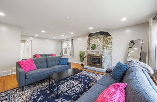 Skokie Apartamento | Spacious Skokie Condo - 4 Beds!