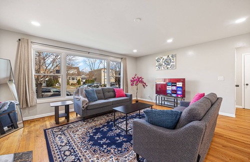 Skokie Apartamento | Spacious Skokie Condo - 4 Beds!