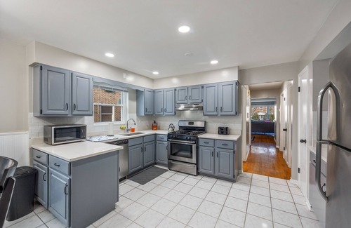 Skokie Apartamento | Spacious Skokie Condo - 4 Beds!