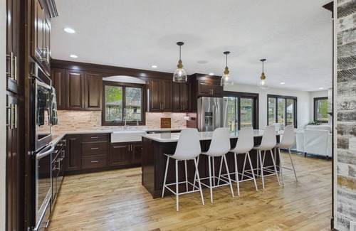 Sioux Falls Casa | Spacious Sleeps 18+ 6-bedroom house with movie theatre, sports court, huge yard