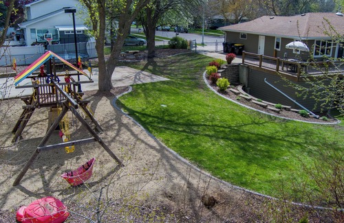 Sioux Falls Casa | Spacious Sleeps 18+ 6-bedroom house with movie theatre, sports court, huge yard