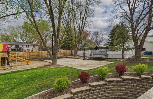 Sioux Falls Casa | Spacious Sleeps 18+ 6-bedroom house with movie theatre, sports court, huge yard