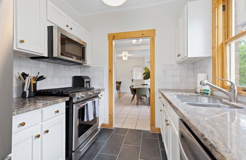 Edgewater Casa | Spacious Sloan’s Lake Stay - Luxury - Fire Pit - Dogs - EV - Bidet - Desks