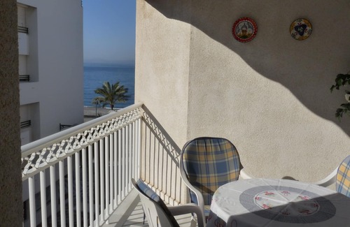 La Herradura Apartamento | Amplio apartamento de estilo español en una elegante ubicación en la playa.