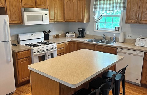 Geneva Casa | Spacious- SPIRE, GOTL, Wine Country, Beach