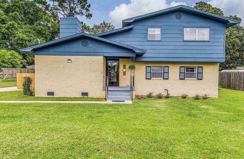 Brent Casa | Spacious Split Level Home near the Pensacola I-10 Highway