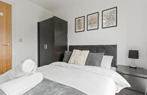 The Westside Apartamento | Spacious spotless and comfortable 3 bedroom house in Birmingham city centre with allocated parking and city views