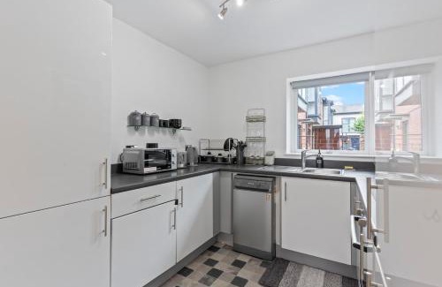The Westside Apartamento | Spacious spotless and comfortable 3 bedroom house in Birmingham city centre with allocated parking and city views