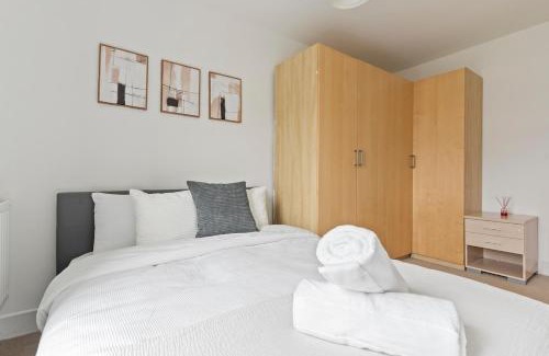 The Westside Apartamento | Spacious spotless and comfortable 3 bedroom house in Birmingham city centre with allocated parking and city views