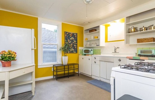 Fremont Casa | Spacious Spunky Multi-Level Unit Near Fremont – Perfect for Your Seattle Getaway!