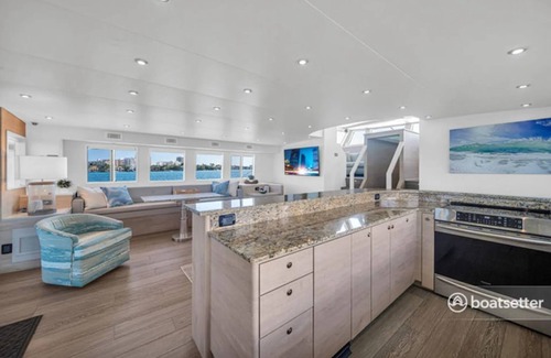 Pompano Beach Alquiler De Eote | SPACIOUS & STABLE 65' YACHT FOR OVERNIGHT CHARTERS CRUISING SOUTH FLORIDA