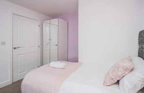 Stanford-le-Hope Apartamento | Spacious Stay I 5 BDR House with Modern Amenities I Parking I WiFi
