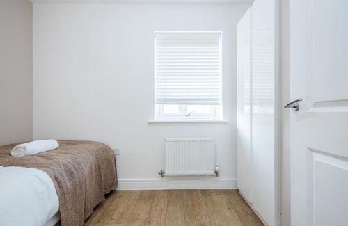 Stanford-le-Hope Apartamento | Spacious Stay I 5 BDR House with Modern Amenities I Parking I WiFi