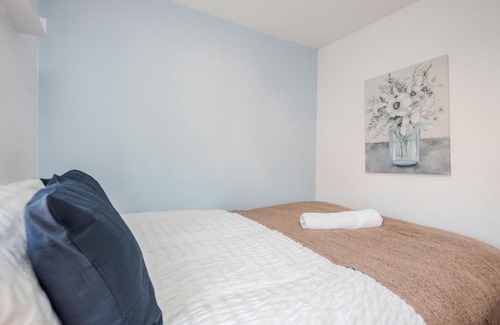 Stanford-le-Hope Apartamento | Spacious Stay I 5 BDR House with Modern Amenities I Parking I WiFi