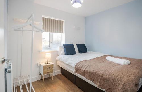Stanford-le-Hope Apartamento | Spacious Stay I 5 BDR House with Modern Amenities I Parking I WiFi
