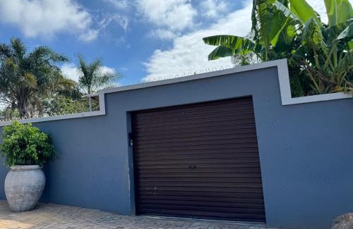 Kempton Park Apartamento | Spacious stay-in bachelor apartment