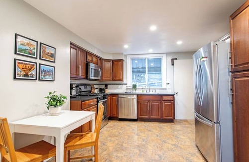 South Side Flats Casa | Magdalene-Sleeeps 15