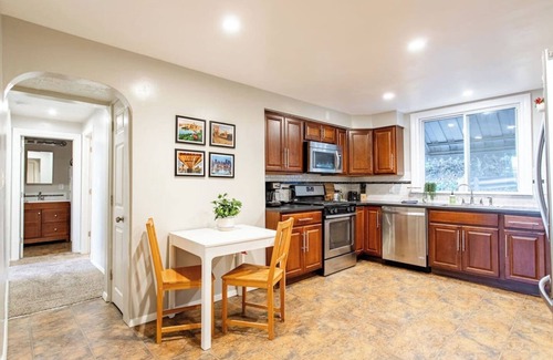 South Side Flats Casa | Magdalene-Sleeeps 15