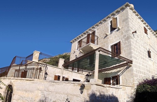 Viganj Villa | Amplia villa de piedra con vistas y piscina privada, a poca distancia de la playa.