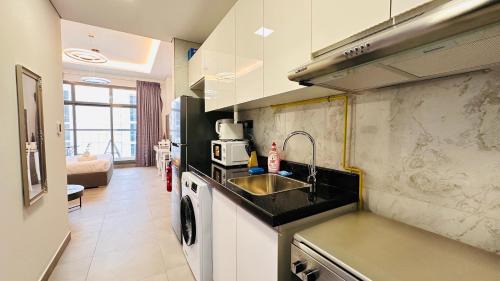 Business Bay Casa | Spacious Studio Apartment Canal View Business Bay by Belvilla