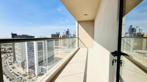 Business Bay Casa | Spacious Studio Apartment Palm View with Big Balcony Free Parking by Belvilla