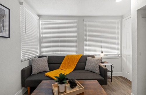 Ybor City Apartamento | Spacious Studio Flat in Cigar City with Parking
