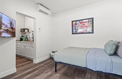 Ybor City Apartamento | Spacious Studio Flat in Cigar City with Parking