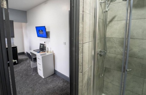 Selly Oak Apartamento | Spacious Studio for 2 right by QE in large GuestHouse!