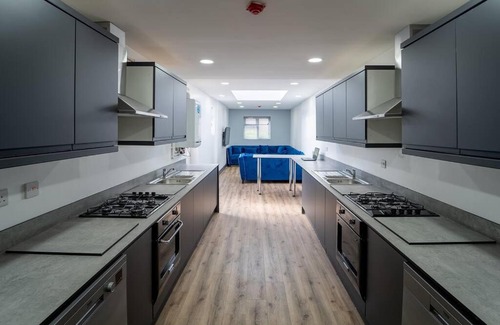Selly Oak Apartamento | Spacious Studio for 2 right by QE in large GuestHouse!