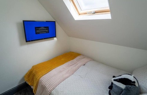 Selly Oak Apartamento | Spacious Studio for 2 right by QE in large GuestHouse!