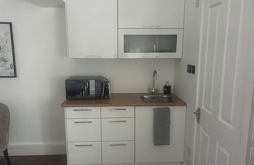 Bushey Apartamento | Spacious studio. Free EV charging. Close to Harry Potter & fast trains to Euston