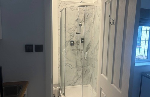 Bushey Apartamento | Spacious studio. Free EV charging. Close to Harry Potter & fast trains to Euston