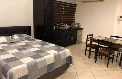 San Pedro Sula Apartamento | Amplio apartamento tipo estudio. Edificio seguro y tranquilo con garaje en las instalaciones.