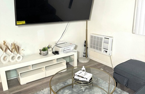 Rampart Village Apartamento | Spacious Studio -Utilities Included-Parking-near Medical Center and DTLA
