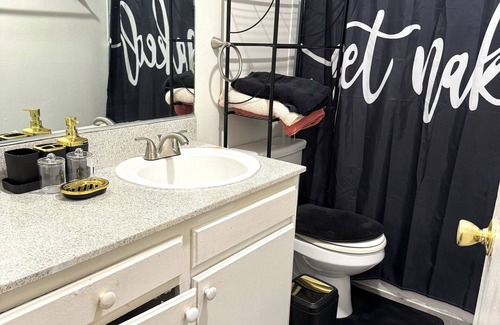Rampart Village Apartamento | Spacious Studio -Utilities Included-Parking-near Medical Center and DTLA