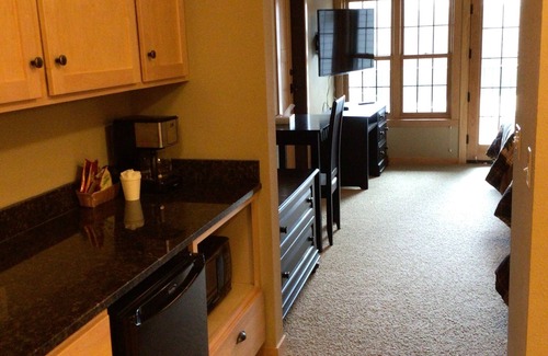 Three Lakes Apartamento | Spacious Studio w/ 2 Queen Beds – Northernaire Resort Getaway in Three Lakes, WI