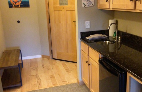 Three Lakes Apartamento | Spacious Studio w/ 2 Queen Beds – Northernaire Resort Getaway in Three Lakes, WI