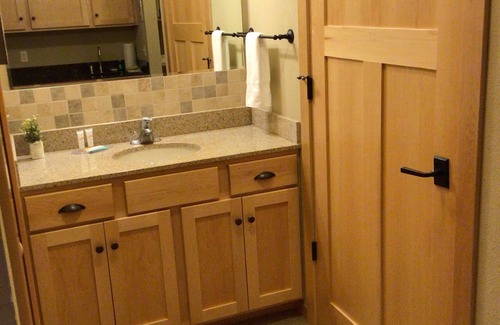 Three Lakes Apartamento | Spacious Studio w/ 2 Queen Beds – Northernaire Resort Getaway in Three Lakes, WI