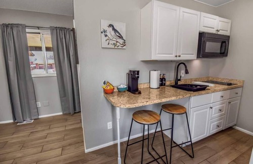 Dupont Casa | Spacious Studio with King Bed & Fast WiFi