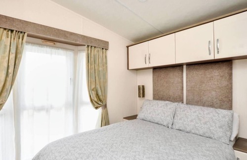 Great Houghton Cabina | Spacious Stunning Lakeside 3 bed Holiday Home