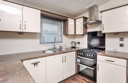 Great Houghton Cabina | Spacious Stunning Lakeside 3 bed Holiday Home