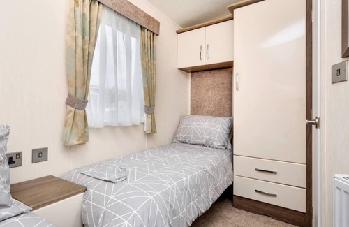 Great Houghton Cabina | Spacious Stunning Lakeside 3 bed Holiday Home