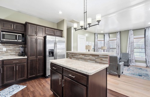 Stockade Historic District Casa | Spacious & Stylish 2-Bedroom Retreat, King Bed, Shared Gazebo