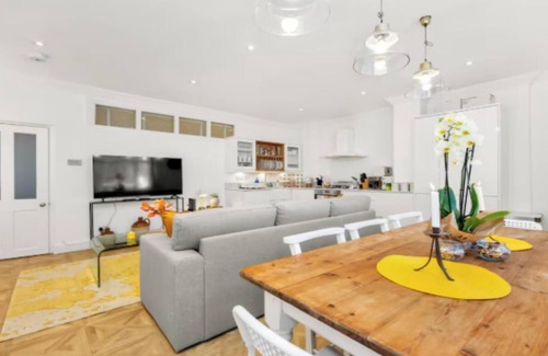 West Kensington Apartamento | Spacious & Stylish 3-Bedroom Apartment in Prime West Kensington Location