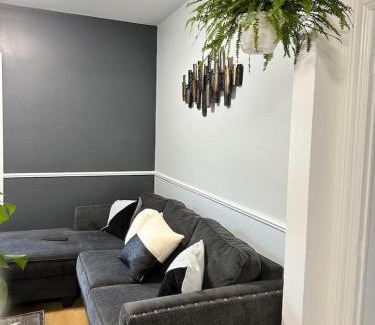 South End Apartamento | Spacious Stylish Gem Steps from the Pier