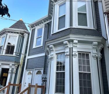 South End Apartamento | Spacious Stylish Gem Steps from the Pier